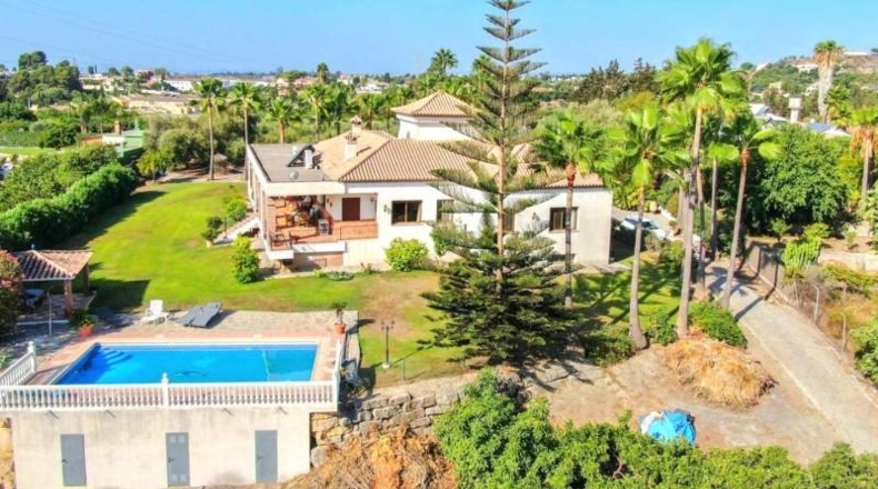 Málaga - Estepona - 10000m2