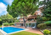 Chalet independiente con terreno en venta en la España, Barcelona, ref: TR330270 foto