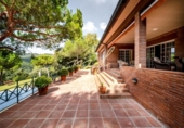 Chalet independiente con terreno en venta en la España, Barcelona, ref: TR330270 foto