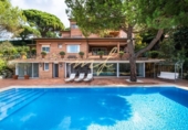 Chalet independiente con terreno en venta en la España, Barcelona, ref: TR330270 foto