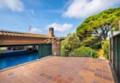 Chalet independiente con terreno en venta en la España, Barcelona, ref: TR330270 foto