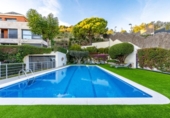 Дом с участком на продажу в городе Esplugues de Llobregat Фото