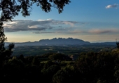 Загородный дом с участком на продажу в городе Vilafranca del Penedès Фото
