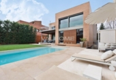 Дом с участком на продажу в городе Sant Cugat del Vallès Фото
