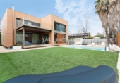 Дом с участком на продажу в городе Sant Cugat del Vallès Фото