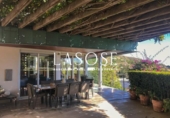 Отдельно стоящий дом с участком на продажу в городе Esplugues de Llobregat Фото