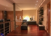 Отдельно стоящий дом с участком на продажу в городе Esplugues de Llobregat Фото