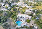 Отдельно стоящий дом с участком на продажу в городе Benalmádena Фото