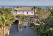 Отдельно стоящий дом с участком на продажу в городе Benalmádena Фото