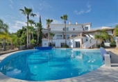 Отдельно стоящий дом с участком на продажу в городе Benalmádena Фото