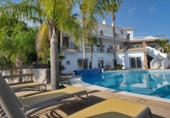 Отдельно стоящий дом с участком на продажу в городе Benalmádena Фото
