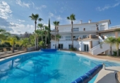 Отдельно стоящий дом с участком на продажу в городе Benalmádena Фото