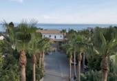 Отдельно стоящий дом с участком на продажу в городе Benalmádena Фото