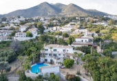 Отдельно стоящий дом с участком на продажу в городе Benalmádena Фото