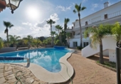 Отдельно стоящий дом с участком на продажу в городе Benalmádena Фото