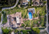 Отдельно стоящий дом с участком на продажу в городе Jávea Фото