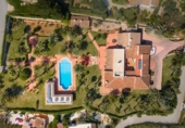 Отдельно стоящий дом с участком на продажу в городе Jávea Фото
