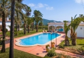Отдельно стоящий дом с участком на продажу в городе Jávea Фото