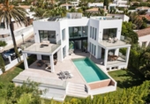 Отдельно стоящий дом с участком на продажу в городе Марбелья Фото