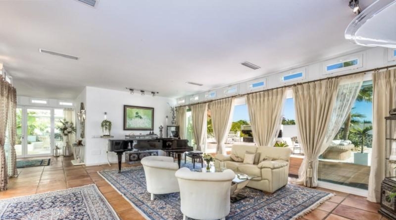 Málaga - Estepona - 15456m2