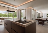 Chalet independiente con terreno en venta en la España, Benahavís, ref: TR357310 foto