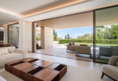 Chalet independiente con terreno en venta en la España, Benahavís, ref: TR357310 foto