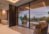 Chalet independiente con terreno en venta en la España, Benahavís, ref: TR357310 foto