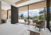 Chalet independiente con terreno en venta en la España, Benahavís, ref: TR357310 foto