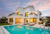 Chalet independiente con terreno en venta en la España, Benahavís, ref: TR371972 foto