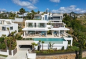 Chalet independiente con terreno en venta en la España, Benahavís, ref: TR358047 foto