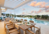 Chalet independiente con terreno en venta en la España, Benahavís, ref: TR358047 foto