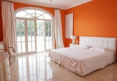 Chalet independiente con terreno en venta en la España, Estepona, ref: TR169060 foto