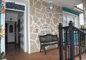 Отдельно стоящий дом с участком на продажу в городе Ferrol. Фото