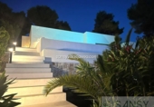 Отдельно стоящий дом с участком на продажу в городе Jávea Фото