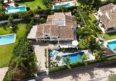Отдельно стоящий дом с участком на продажу в городе Jávea Фото
