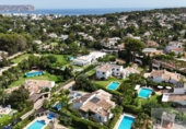 Отдельно стоящий дом с участком на продажу в городе Jávea Фото