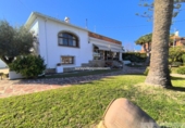 Отдельно стоящий дом с участком на продажу в городе Jávea Фото