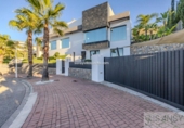 Отдельно стоящий дом с участком на продажу в городе Jávea Фото