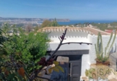 Отдельно стоящий дом с участком на продажу в городе Jávea Фото