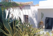 Отдельно стоящий дом с участком на продажу в городе Jávea Фото