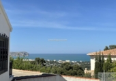 Отдельно стоящий дом с участком на продажу в городе Jávea Фото
