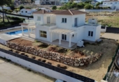 Отдельно стоящий дом с участком на продажу в городе Jávea Фото
