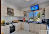 Отдельно стоящий дом с участком на продажу в городе Jávea Фото