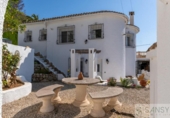 Отдельно стоящий дом с участком на продажу в городе Jávea Фото