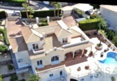 Отдельно стоящий дом с участком на продажу в городе Jávea Фото