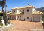 Отдельно стоящий дом с участком на продажу в городе Jávea Фото