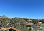 Отдельно стоящий дом с участком на продажу в городе Jávea Фото
