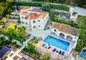 Отдельно стоящий дом с участком на продажу в городе Jávea Фото