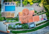 Отдельно стоящий дом с участком на продажу в городе Jávea Фото