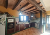 Дом с участком на продажу в городе Huétor Tájar. Фото